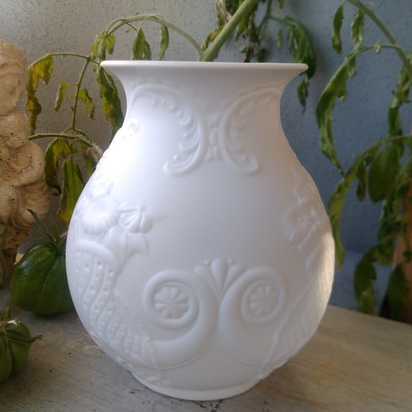 AK Kaiser Kleine weiße Vase aus Biskuit Porzellan Tischvase Shabby Chic Blumen Landhaus