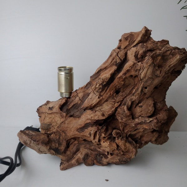 Nachttischlampe aus Schwemmholz Holz Baum Wurzeln Shabby Chic wabi-sabi Lampe Tischlampe Nachtlampe Wald Design Baumkante Altholz