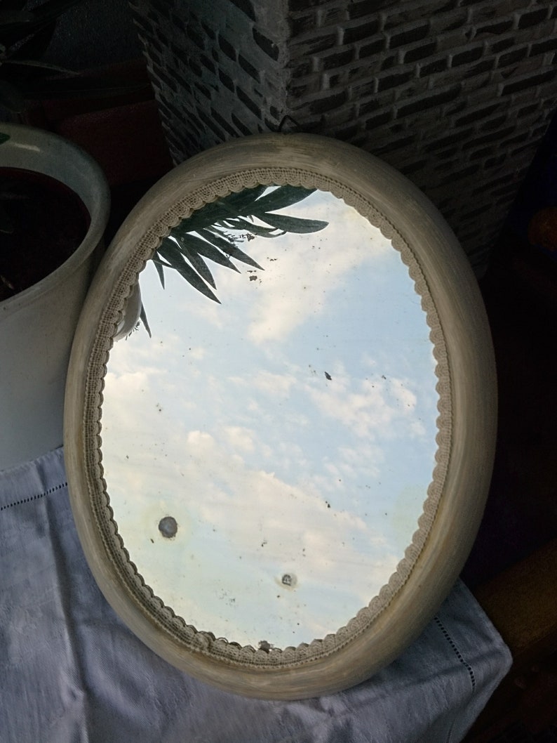Shabby Chic alter Spiegel Wandspiegel oval Landhaus Spitze Romantisch Mirror blinde Stellen Patina Boheme Bild 1