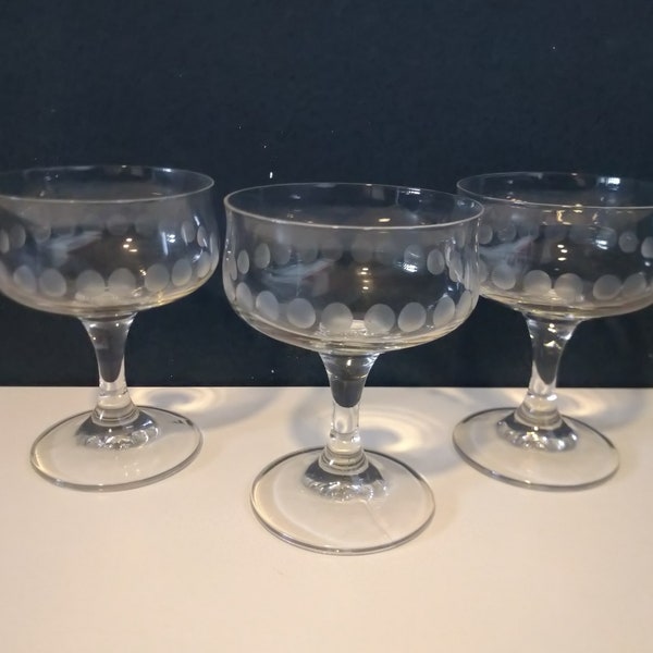 Vintage 3x Sektschalen Sektgläser mit Schliff Glas mid century gedeckter Tisch