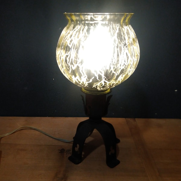 Alte Nachttischlampe aus Gusseisen und Glas Shabby Chic rustikale Lampe Landhaus-Style Tischlampe
