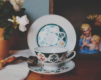 Slant Collections Juego de taza de té y platillo de cerámica, 5 onzas, Bitches Be Sippin
