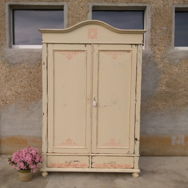 Shabby Chic Antiker Kleiderschrank mit zwei Schubladen Landhaus Schrank vintage Kasten Antiquität Vollholz Wäscheschrank in weiß +Symbolik