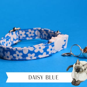 Niebieska obroża dla kota &#39;Daisy Blue&#39; # białe kwiaty na niebieskim tle
