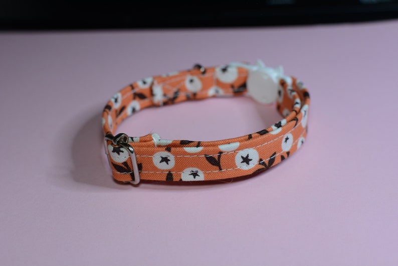 Katthalsband 'White Berry' med klocka, kattungehalsband med klocka, orange katthalsband bild 1