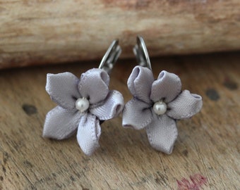 zauberhafte Satin Blüten Ohrringe in grau