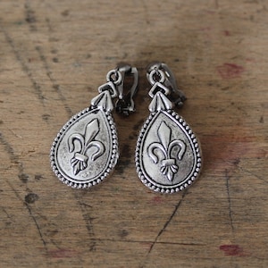 Clip on Earrings silver tone Fleur-de-Lys image 1