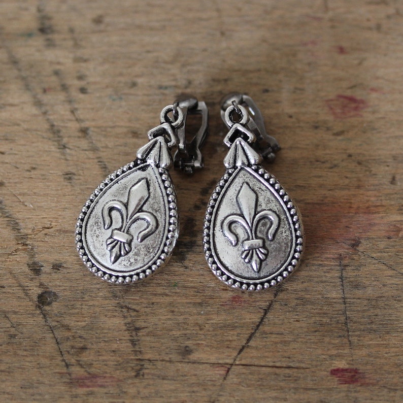 Clip on Earrings silver tone Fleur-de-Lys image 1