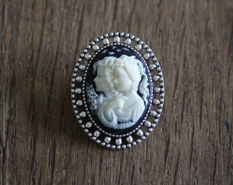 Victorian brooch with cameo / dearest sister /