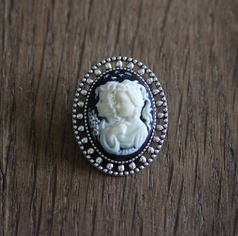 Victorian brooch with cameo / dearest sister / image 1