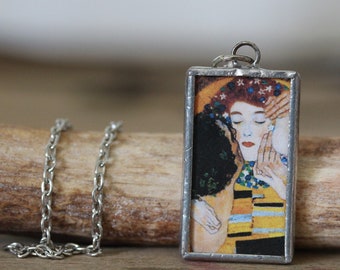 Necklace with an art glass pendant