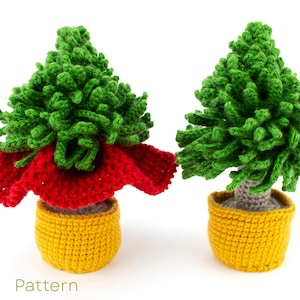 Op de afbeelding: Twee gebreide gepotte bomen, een met een rode gebreide bloempot en de andere met een gele gebreide pot. Beide bomen zijn groen en hebben een bruine gebreide stam.