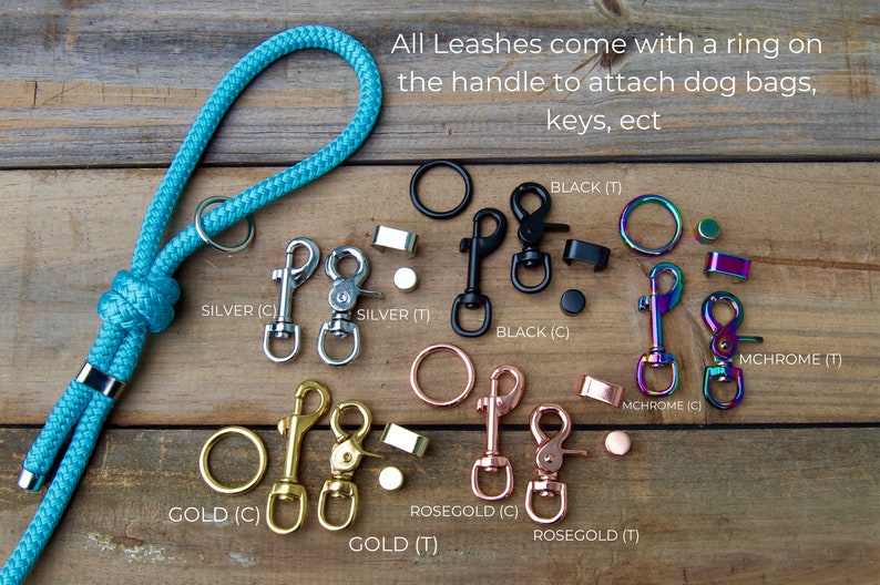 Puede incluir: Primer plano de varias opciones de herrajes para correas, incluyendo acabados en plata, negro, oro, oro rosa y cromo arco&iacute;ris. Cada opci&oacute;n incluye un clip y un anillo. El texto "All Leashes come with a ring on the handle to attach dog bags, keys, ect" es visible en la parte superior de la imagen.