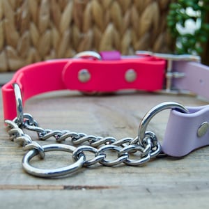 Pu&ograve; includere: Un collare per cani rosa e lavanda con una catena e una fibbia argentate. Il collare &egrave; realizzato in un materiale morbido e flessibile.