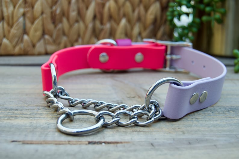 Pu&ograve; includere: Un collare per cani rosa e lavanda con una catena e una fibbia argentate. Il collare &egrave; realizzato in un materiale morbido e flessibile.