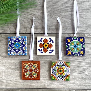 Adornos para árboles de Navidad con azulejos mexicanos