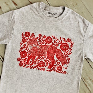 Camiseta cinza com estampa "FoxFlower" vermelha em bloco - Impressão em linóleo - Estilo folclórico - Boho - Floresta - Arte popular - Feita sob encomenda