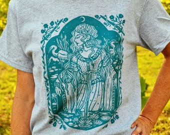 Lady of the Lake - Unisex T-Shirt mit Blockdruck - Gildan Heather Grey Shirt - Arthurian Design - Literarisches Geschenk