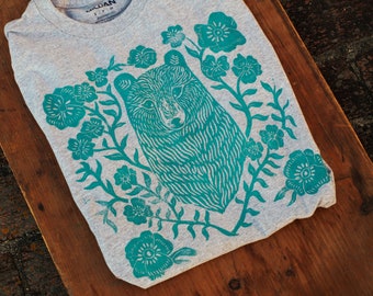 "Türkis ""Bär Blume"" Shirt - Rustikal verblasst - Linolschnitt Design - Block Gedruckt - Boho - Hippie - Yoga Bekleidung - Woodland ."