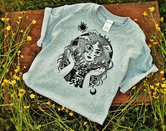 Mountain Dreamer Girl Linoldruck T-Shirt - Graumeliert Unisex Größen: Small, Medium, Large, X-Large *Made To Order*