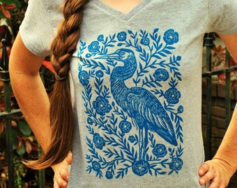 Frauen V-Ausschnitt Heron Blossom T-Shirt - Block Gedruckt - Boho - Südlichen Bekleidung - South Carolina - Volkskunst - Grau Heather Shirt