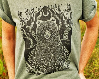 T-Shirt mit Bearwood-Blockdruck – Linolschnitt-Kunst – handbedrucktes T-Shirt – Hippie- und Boho-Bekleidung – Wandershirt – Waldbär