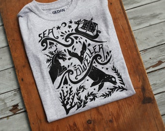 Sea Dweller T-Shirt - Custom Block-Printed Shirt - Unisex Größen - Folk Art Rustikales Shirt - Ozean Shirt