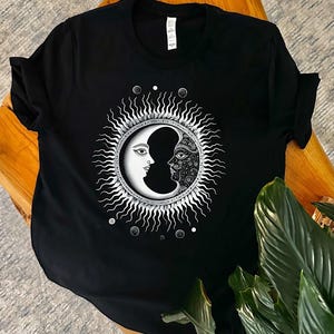 Sun and Moon Eclipse T-Shirt: Harmony Symbol, AirLume Cotton Tee afbeelding 2
