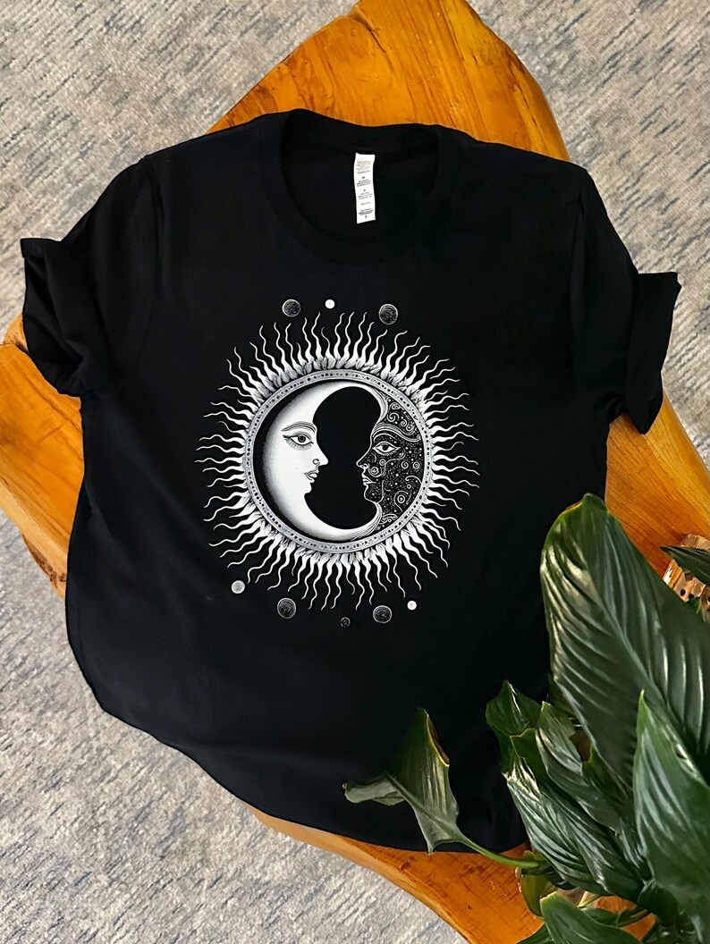 Sun and Moon Eclipse T-Shirt: Harmony Symbol, AirLume Cotton Tee afbeelding 2