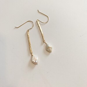 Hammered Freshwater Pearl Drop Earrings/ Bridal Jewelry/ Hammered Earrings/ Freshwater Pearl Earrings/ Geometric Earrings/ Bridal Earrings