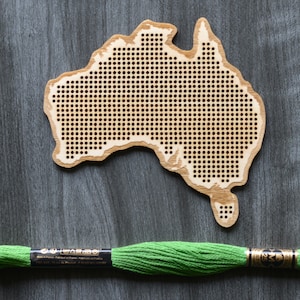 Mapa de Australia. Punto de cruz de madera contrachapada o pieza de bordado. Varios tamaños. Forma campestre con costa detallada cortada con láser. Adorno navideño.