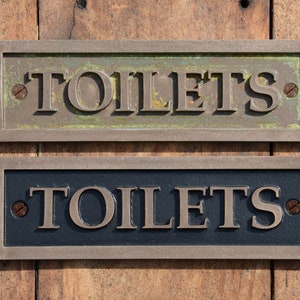 Placa de porta TOILETS. Placa de banheiro unissex, gênero neutro. Estilo vitoriano, rústico, rústico, estilo country. Decoração de café, resina de bronze fundido à mão.