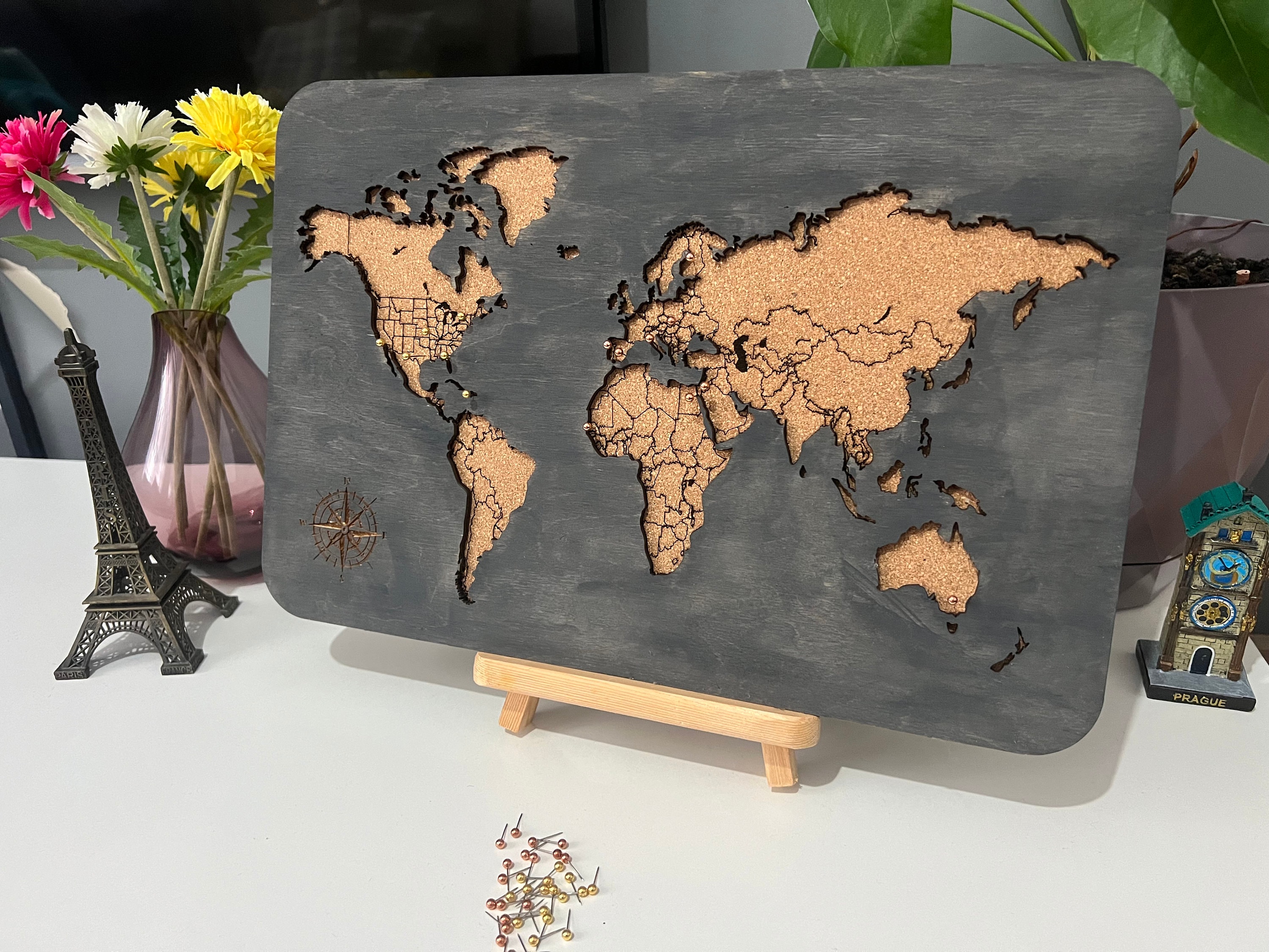 Weltkarte: Pinnwand aus Kork selbstklebend mit Pins