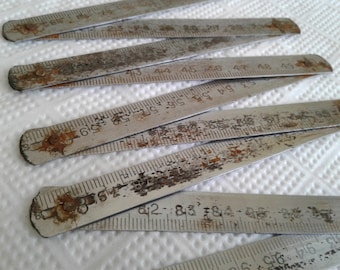 Vieux bâton de mesure règle pliante en métal rouillé mètre ruban de collection ouvrier ouvrier charpentier constructeur outil de mesure de poche industriel