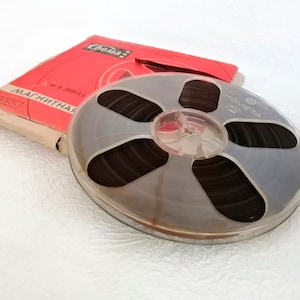 Vintage-Tonbandspule mit Band für magnetischen Reel-to-Reel-Plattenspieler SVEMA UdSSR Retro Sowjetischer Rekorder