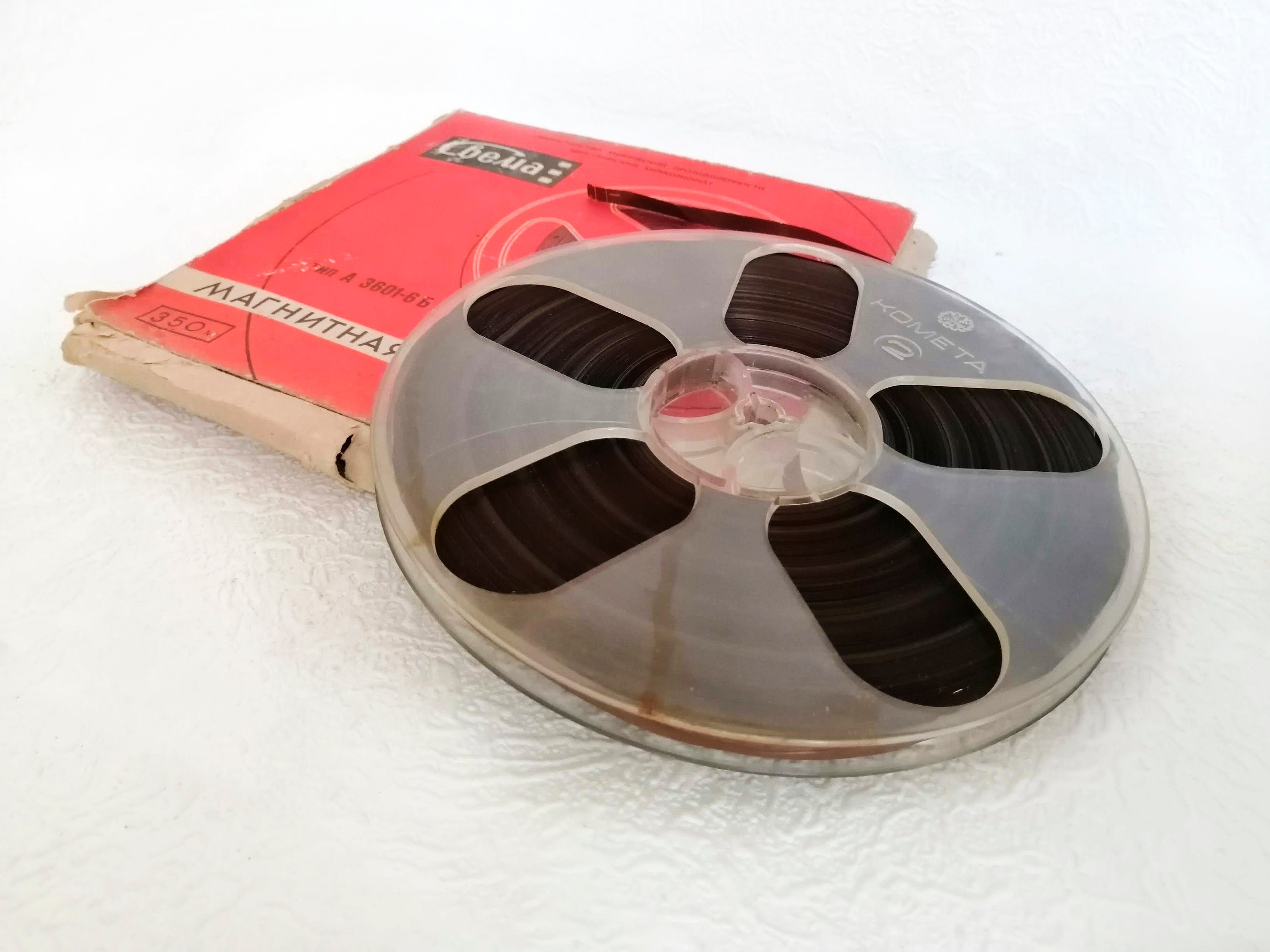 Nastro Magnetico Dell'audio Registratore Bobina A Bobina Su Fondo Bianco 88854409 - Foto 12