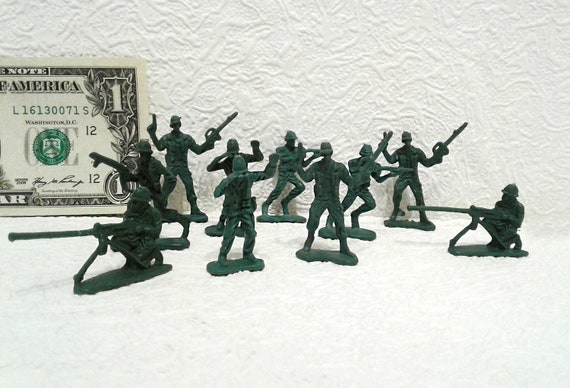 small plastic soldiers