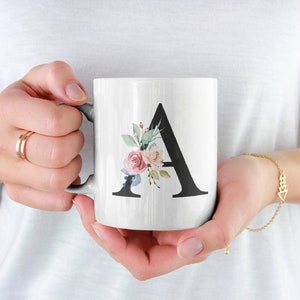 Taza con monograma de acuarela con flores iniciales florales para té, café, regalo para regalo, bonita taza vintage con flores para bodas, trabajo y oficina