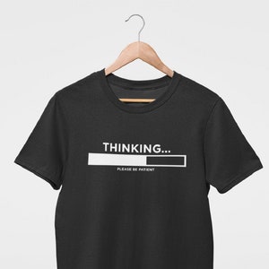 Camiseta engraçada - pensando, por favor, seja paciente, camiseta unissex para crianças e adultos, slogan, pai sarcástico, piada, presente para adolescente, camiseta para menino adolescente
