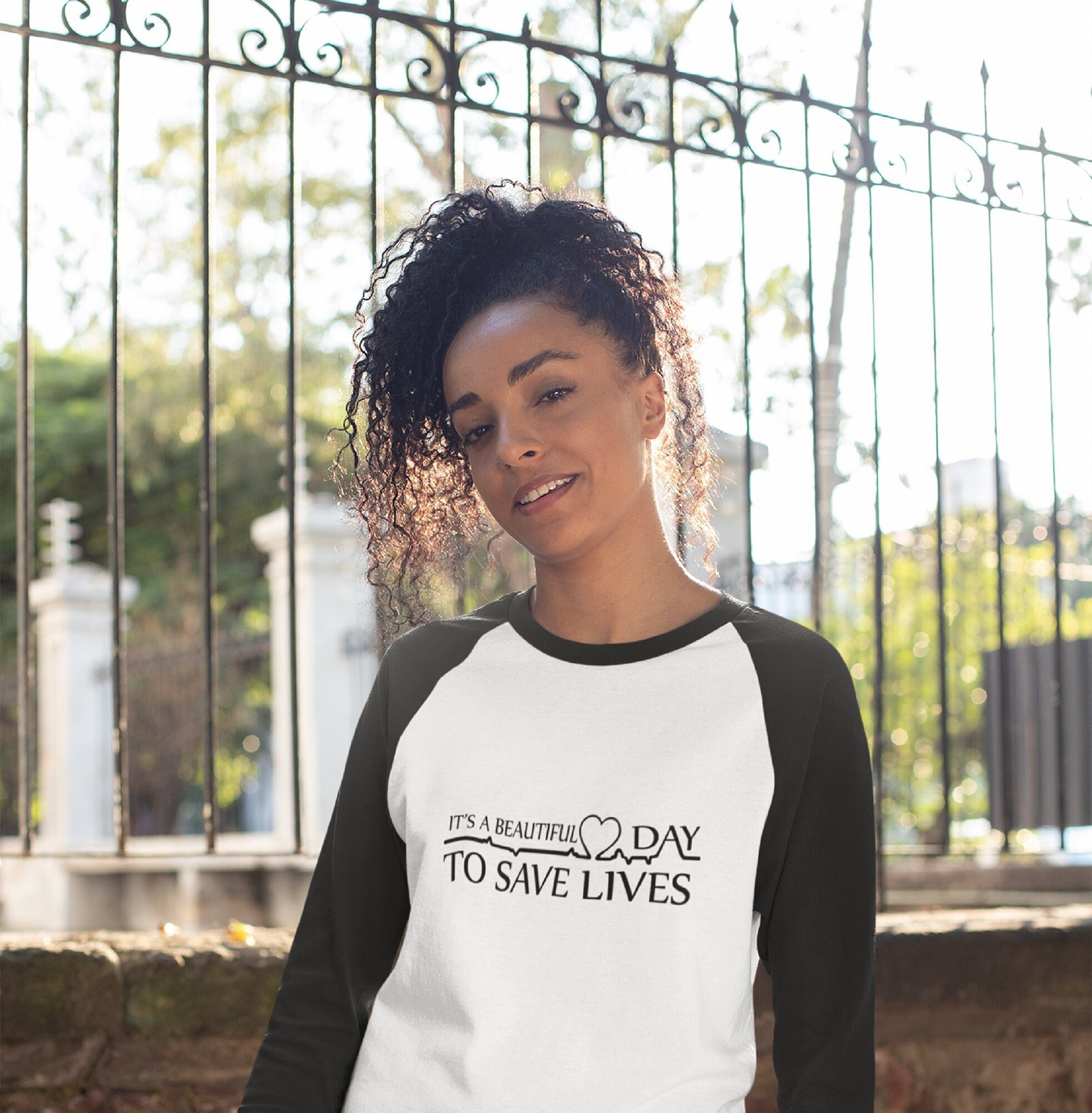 É um lindo dia para salvar vidas Camiseta feminina de manga