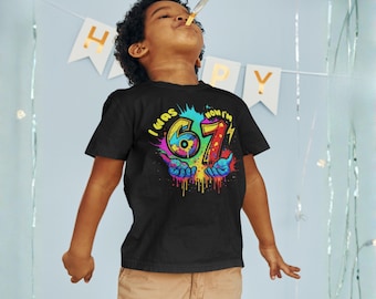 Tenía 6 años, ahora tengo 7. Camiseta infantil con estampado de grafiti arcoíris. Meme de 67 años. Camiseta para niños y niñas. Diseño viral de TikTok con salpicaduras de pintura. Conjunto de cumpleaños. Camiseta Six Seven UK.