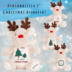 Pode incluir: Uma coleção de brinquedos de pelúcia de renas com chifres castanhos, narizes vermelhos e detalhes personalizados. Cada rena tem um design com tema natalino na barriga, com o texto "My First Christmas" e o ano de 2024. Os nomes são impressos nos pés das renas.