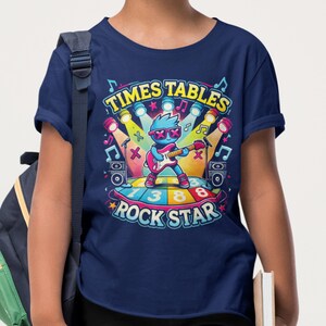 Multiplikationstabellen Rockstar Barn T-shirt - Blå Gitarr Rockstar Design - TT Rock stars Skoltröja - Mattedagsoutfit - Maskeradtröja UK Skoltröja