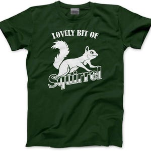 Puede incluir: Una camiseta verde oscuro con un gráfico blanco de una ardilla y el texto "Lovely Bit of Squirrel".