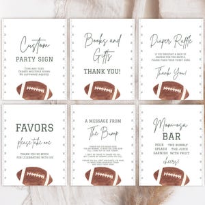 Può includere: Un set di otto cartelli rettangolari bianchi per feste con una grafica di un pallone da football in basso e testo nero. I cartelli includono titoli come Custom Party Sign, Books and Gifts, Diaper Raffle, Don't Say Baby, Favors, A Message From The Bump, Mom-osa Bar e Pacifier Hunt.