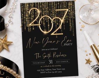Puede incluir: Una tarjeta de invitación negra para una fiesta de Nochevieja con texto 2027 en dorado, hilos de purpurina dorada colgantes y detalles impresos que incluyen The Smith Residence, jueves 31 de diciembre a las 19:00, y datos de RSVP para Eva al 234 567 3454.