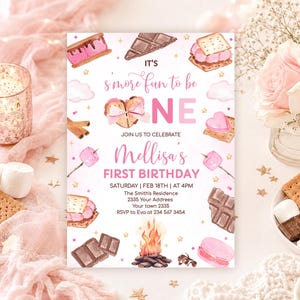 Personalisierbare Einladung zum ersten Geburtstag mit S'mores-Flair für Mädchen. Rosa S'mores-Lagerfeuer-Einladung zum ersten Geburtstag. Lagerfeuer im Garten mit Freunden.