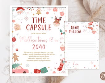 Puede incluir: Un letrero de cápsula del tiempo con temática navideña y una tarjeta a juego. El letrero dice TIME CAPSULE to be opened when Mellisa turns 18 in 2040, con ilustraciones de Santa, un reno, un hombre de jengibre y un coche rosa.