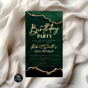 Puede incluir: Una tarjeta de invitación rectangular para fiesta de cumpleaños con un fondo de acuarela verde esmeralda oscuro y bordes de purpurina dorada. El texto incluye Birthday PARTY, Robert Smith's 50th BIRTHDAY, sábado 19 de diciembre a las 17h y RSVP.