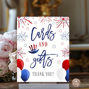 Puede incluir: Un letrero rectangular con fondo blanco que presenta ilustraciones de fuegos artificiales rojos y azules, un icono de sombrero patriótico y el texto "Cards AND gifts THANK YOU!" en letra cursiva azul y roja, con globos rojos, blancos y azules.